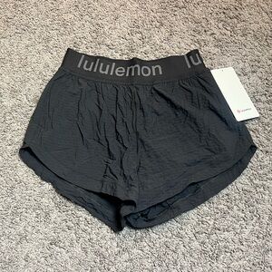 BRAND NEW Lululemon graphite grey high rise logo waistband train short size 6